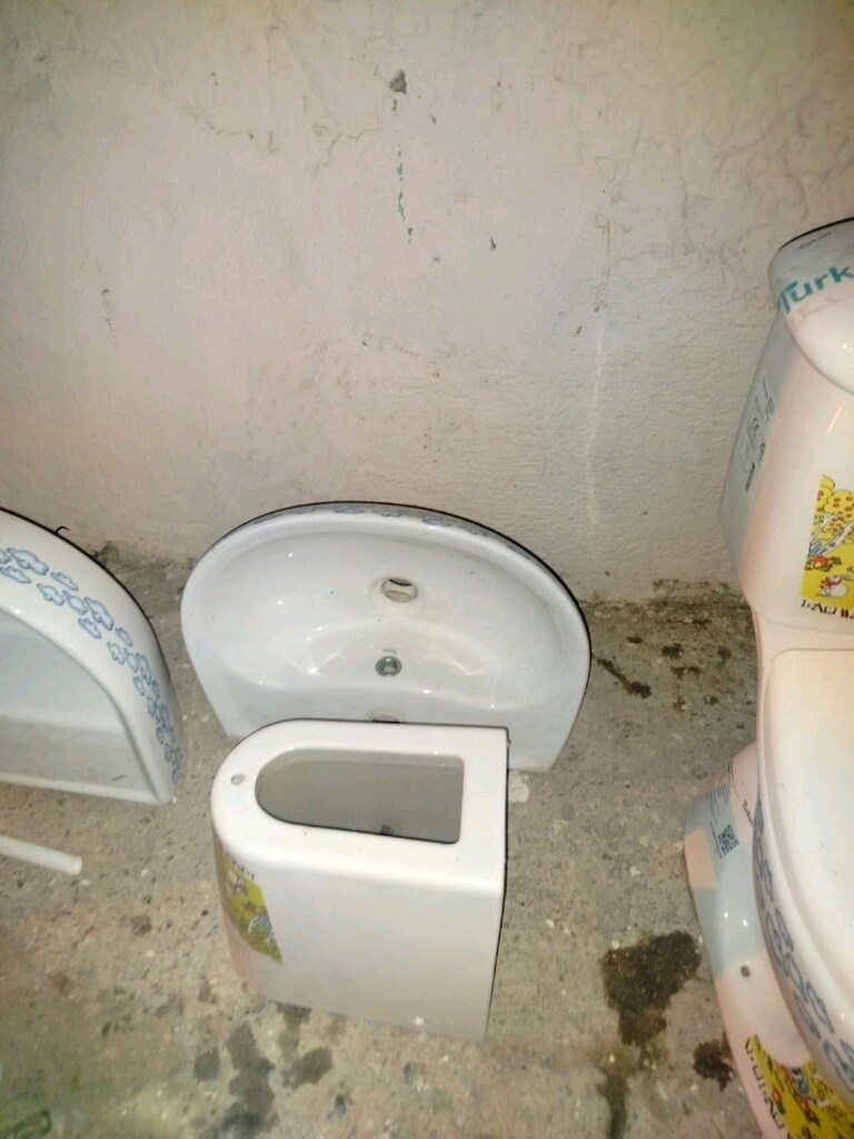 tuvalet ve çocuk lavaboları anasınıfından sökülmüş güzel ve temiz - 2
