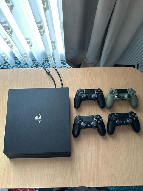 Sony Ps4 pro 1 TB + 4 adet ORİJİNAL dualshock kontrol cihazı.