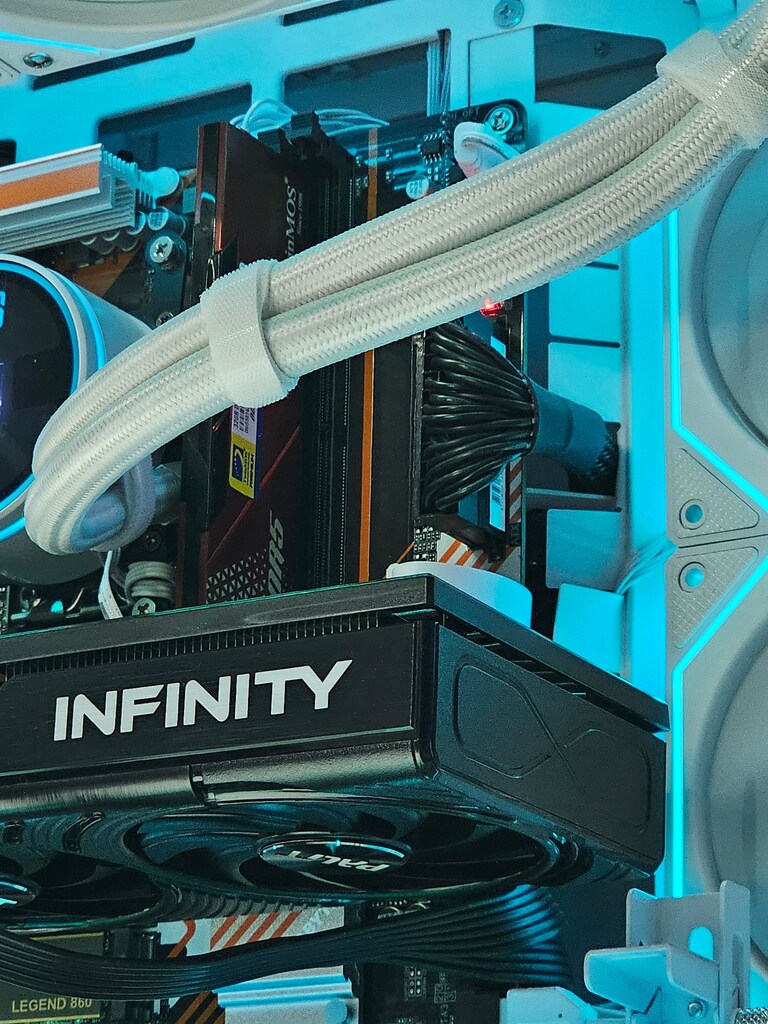 Ryzen 7 7800X3D - RTX 5070 12GB - 32GB RAM - 2TB M.2 SSD - 6