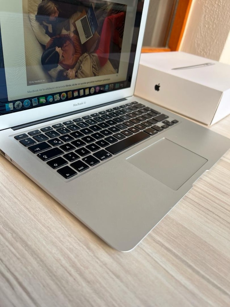 Apple MacBook Air 13.3” i5-5250 8gb Ram 128gb - 12