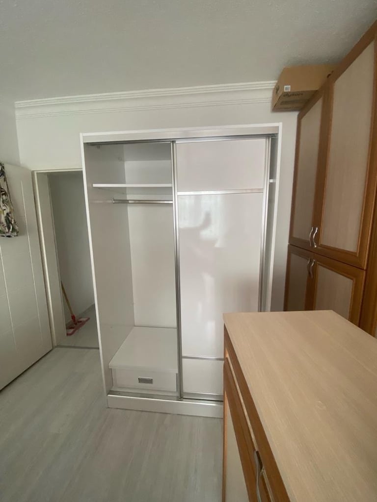 Temiz Kullanılmış Aynalı Sürgülü Gardırop | Çekmeceli | Modern Beyaz - 2