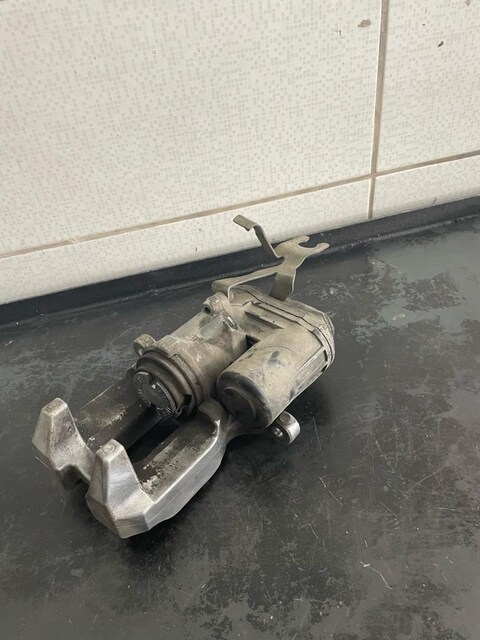 BMW G20 320 İ arka fren merkezi
