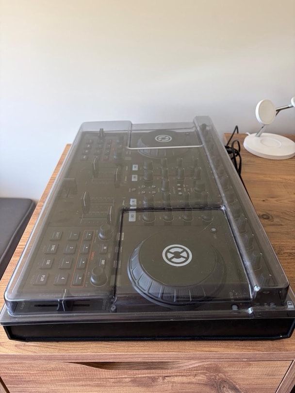 Traktor Kontrol S4 MK1 DJ kontrol cihazı/mixer (ve sert taşıma çantası - 3