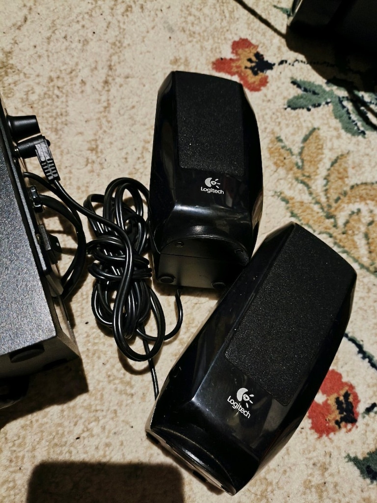 Logitech S-220 model 2.1 hoparlör sisteminin subwoofer ünitesidir. - 4