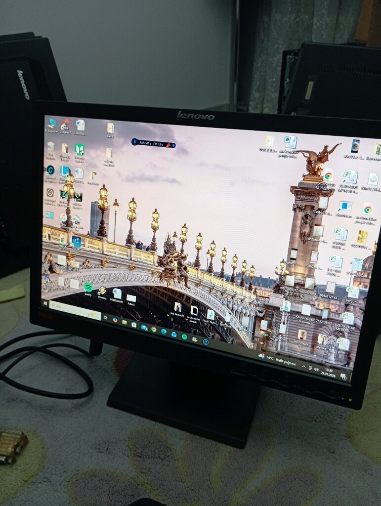 Lenovo 19 inç LCD minitor - letgo'dan Sıfırından Uygun Fiyata Al