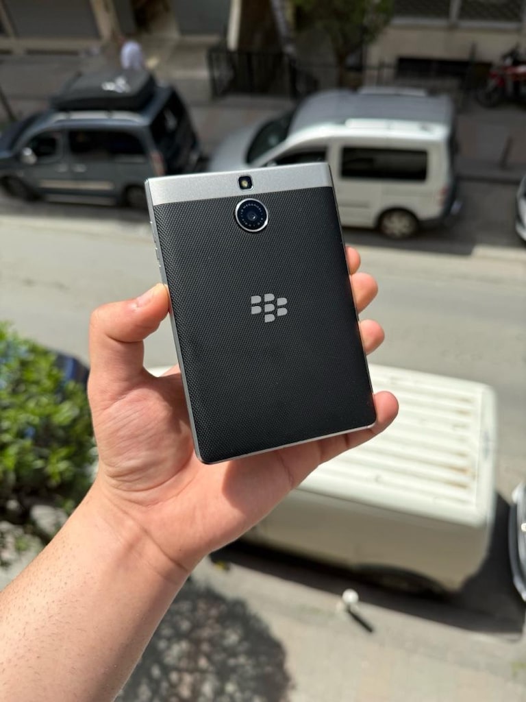 BlackBerry Passport Silver Limited Edition - 2