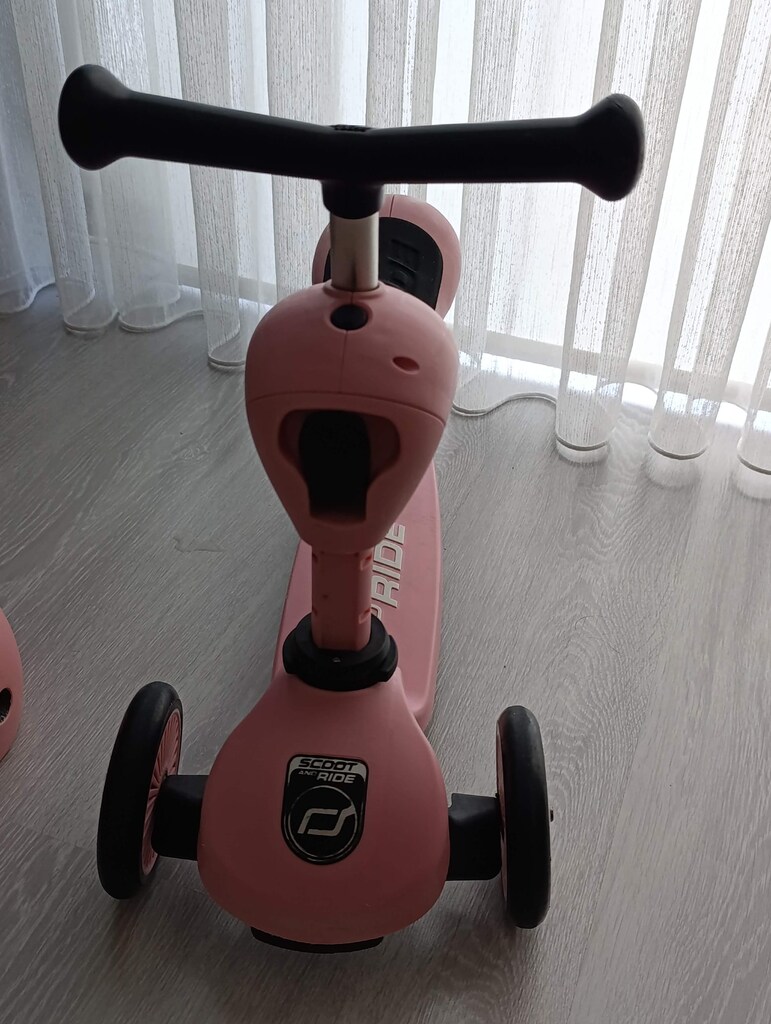 Scoot and Ride pembe oturaklı scooter ve kaskı - 2