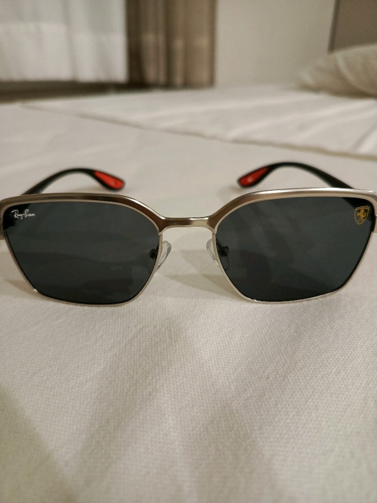 SIFIR KULLANILMAMIŞ RAYBAN FERRARİ MODELİ UNİSEX GÖZLÜK
