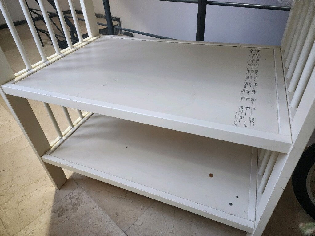 ikea alt değiştirme masası - 3