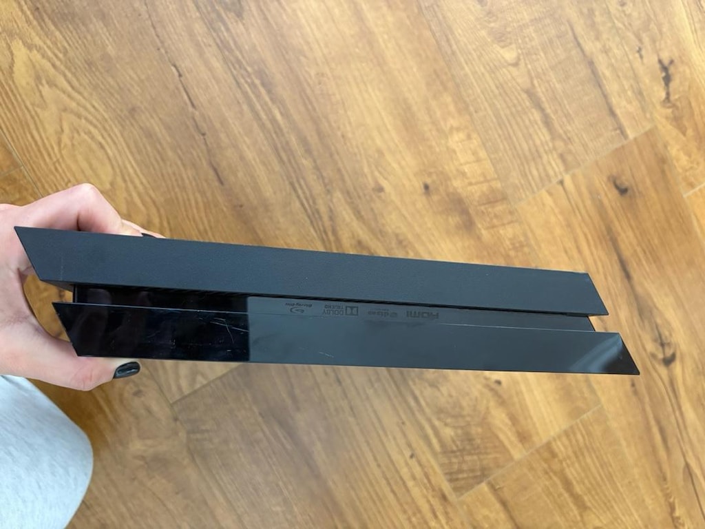 PS4 ve iki kol - 3