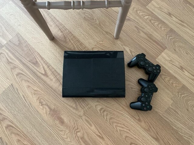 ps3 super slim 24 oyun 15 tanesi CD’li 9 tanesi ps3 içinde
