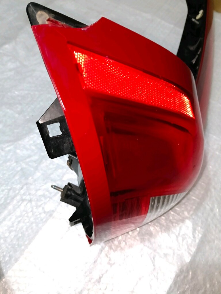 volvo × C60 sol arka stop orjinal çıkma sadece elimle gösterdiğim yer - 7