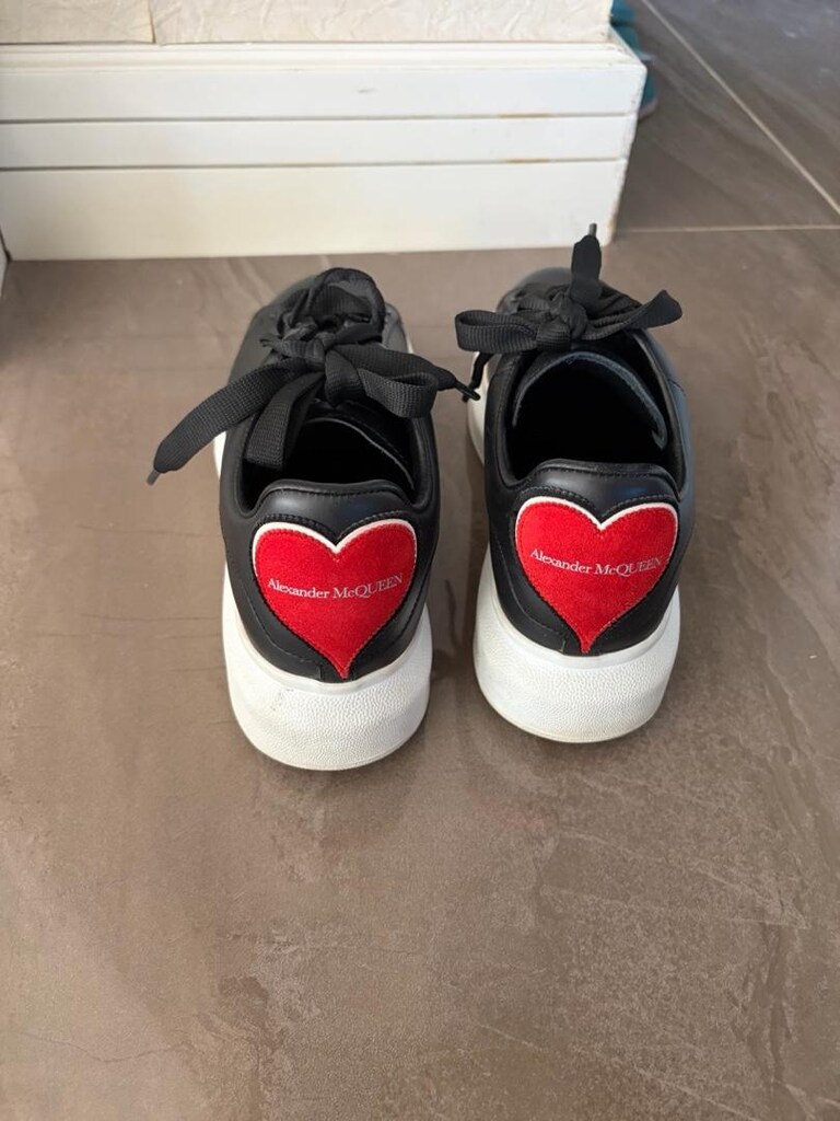 Alexander Mcqueen bir kaç kere giyilmiş - 2