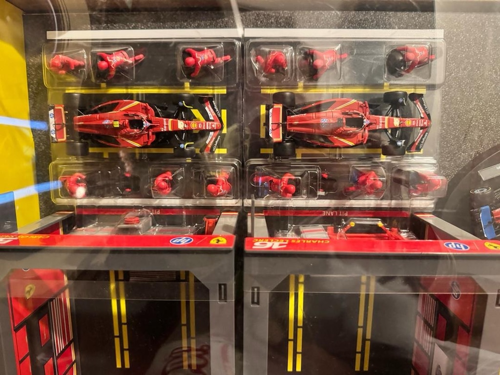 Ferrari Burago 1:43 F1 Yarış ve Pit Ekibi Diecast Seti - 14