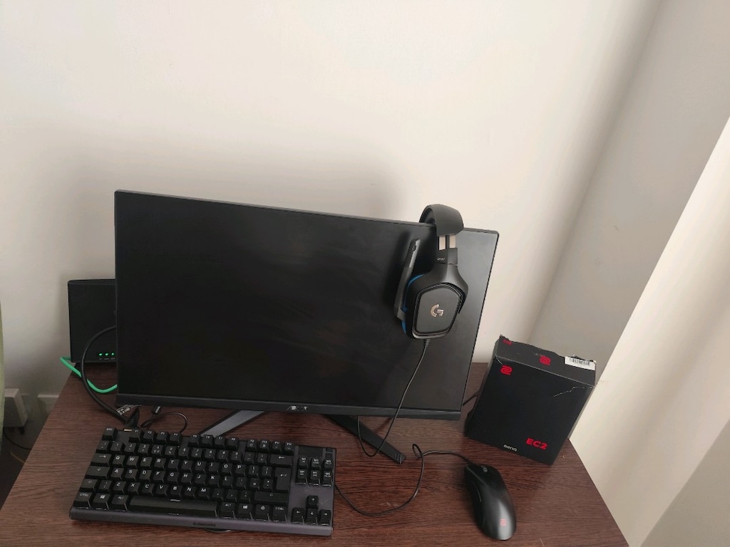 acill satılık masaüstü oyuncu monitöru ve ekipmanları