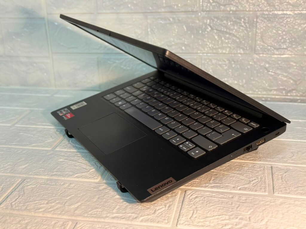 Ryzen 5 5000 Series - 8 gb Ram - 256 gb M2 SSD - Lenovo Laptop - 5