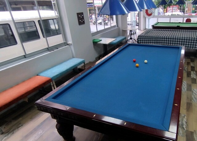 Üç top Bilardo masası