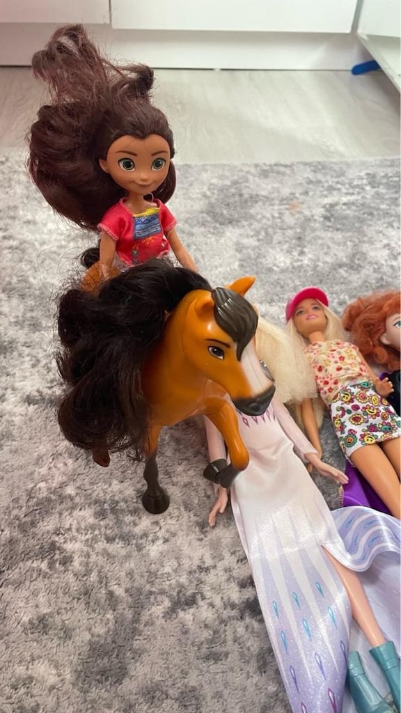Barbie bebekler ve 2 adet at ayrıca ponny - 2