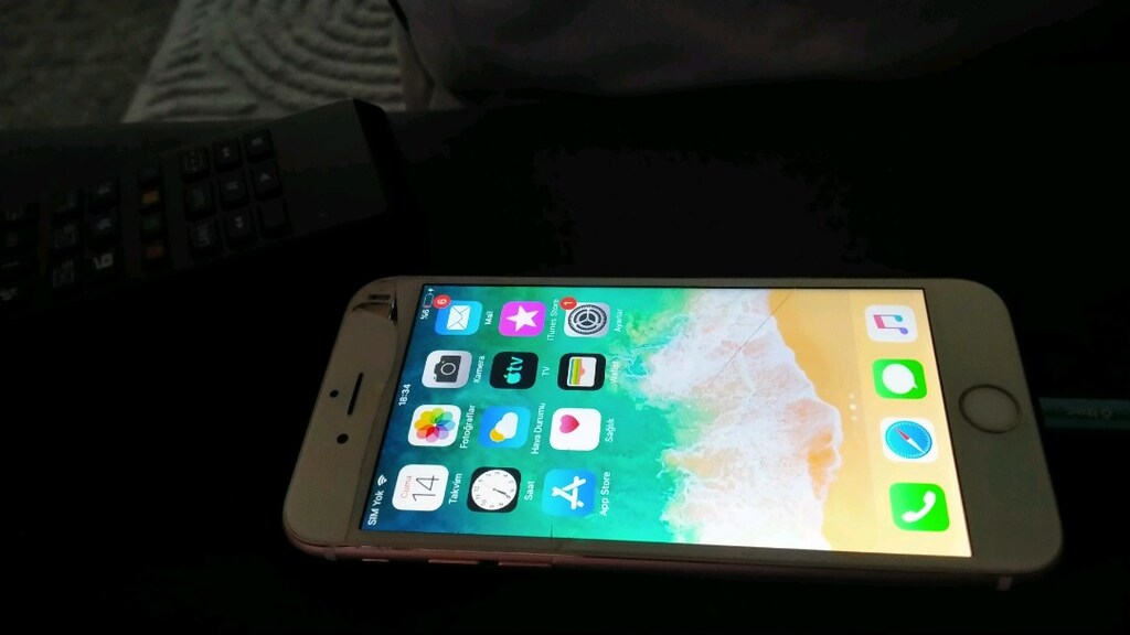 Ayfon 6 sağ üst cam kırık çalışır durumda - 2