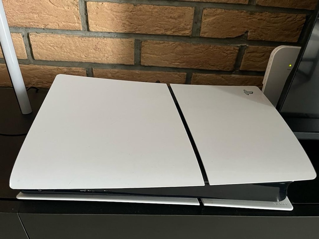 PlayStation 5 . 2 kol mevcut - 3