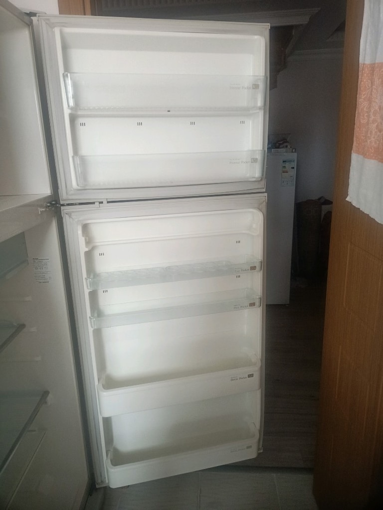 temiz çalışır durumda Sharp marka buzdolabı yenisini aldıgımız için sa - 13
