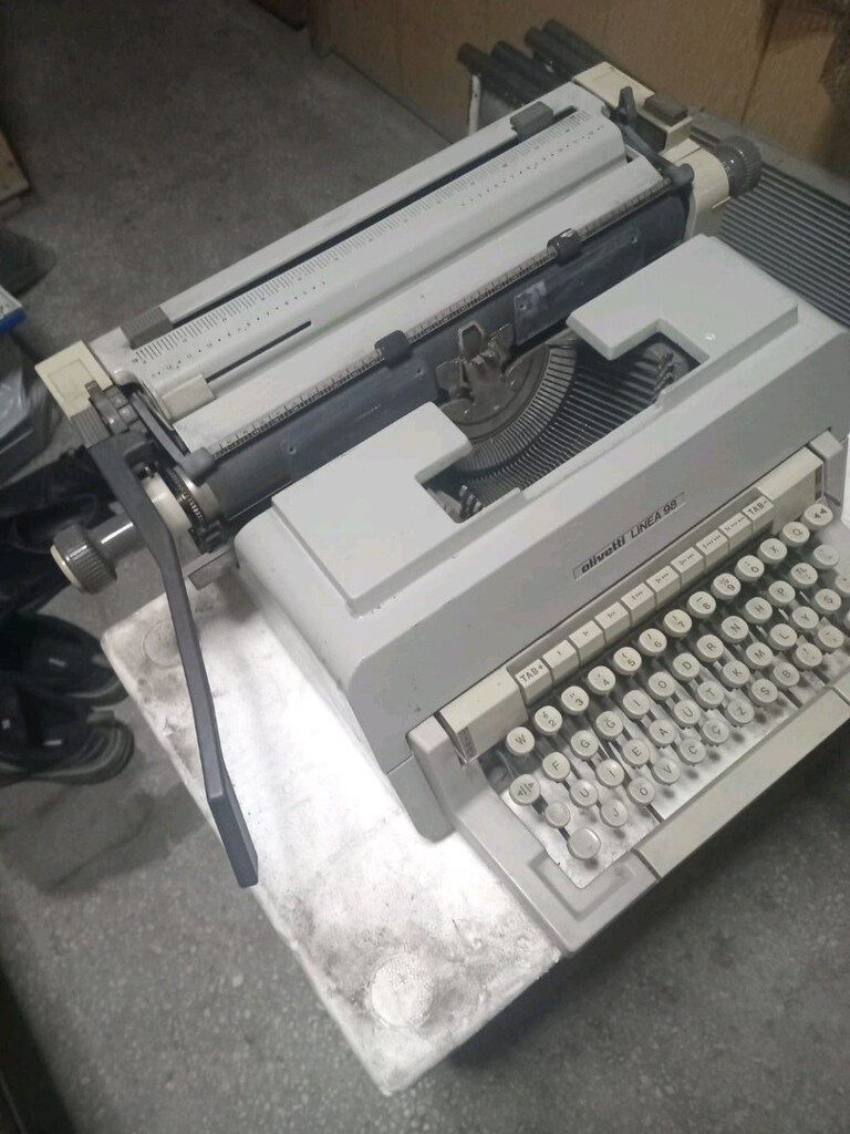 Antika büyük daktilo Olivetti LİNEA 98 Antika. - 3