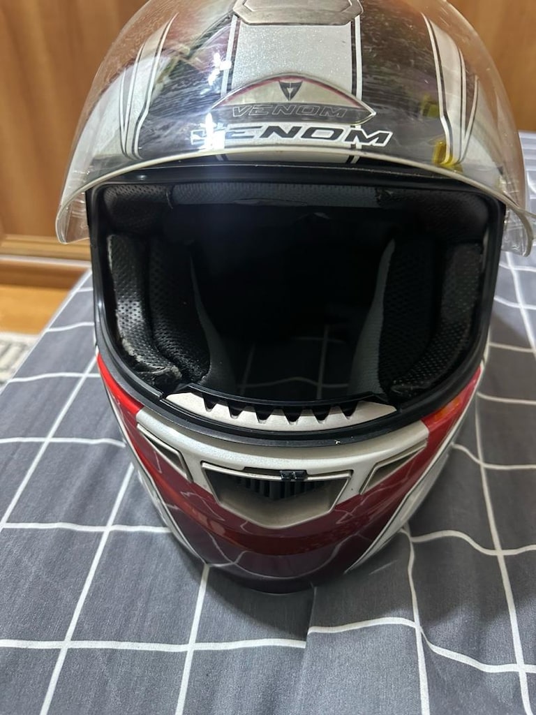 venom kask - 2