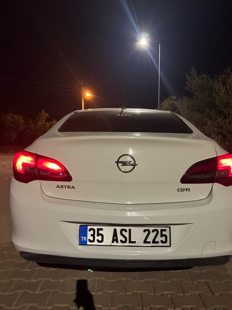 Opel Astra J Sedan - 16