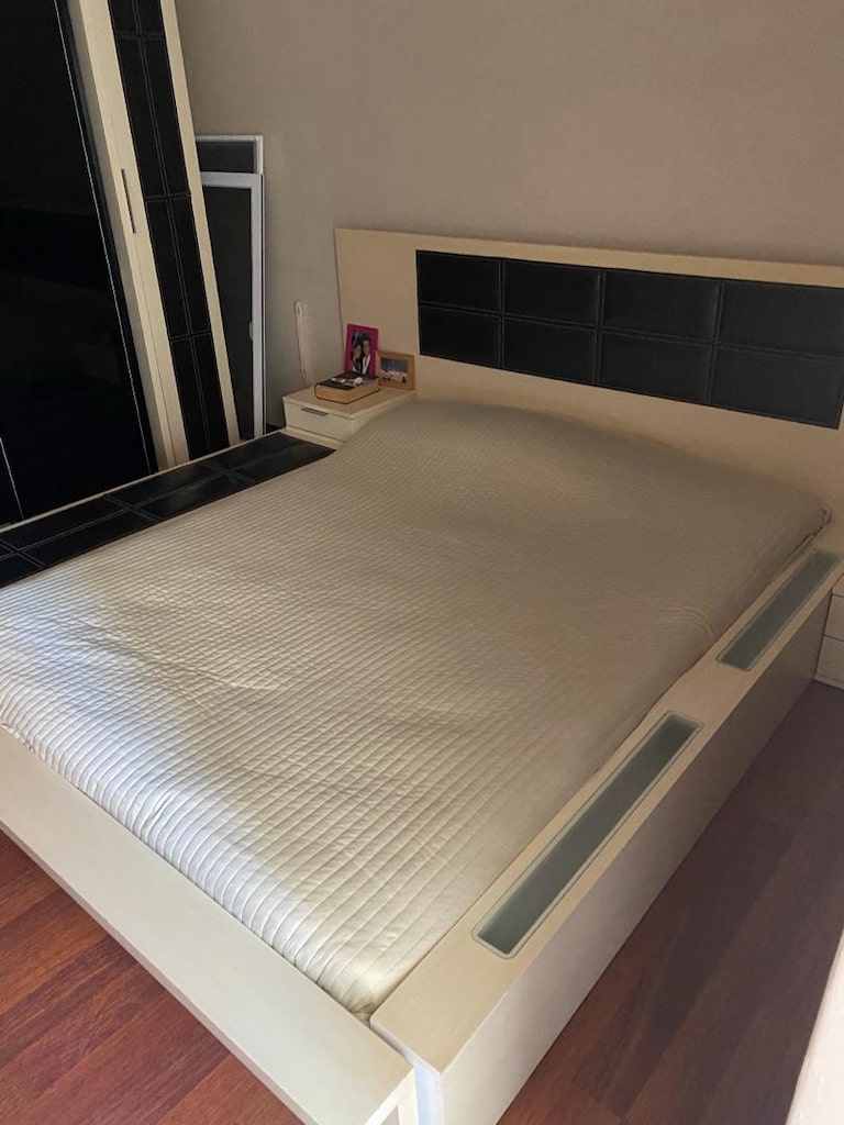 Siyah ve krem rengi yatak odası takımı - yeni ve modern - 2