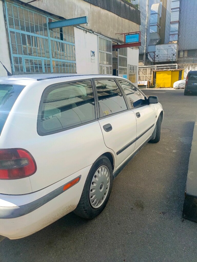 2001 model Volvo V40 - 3