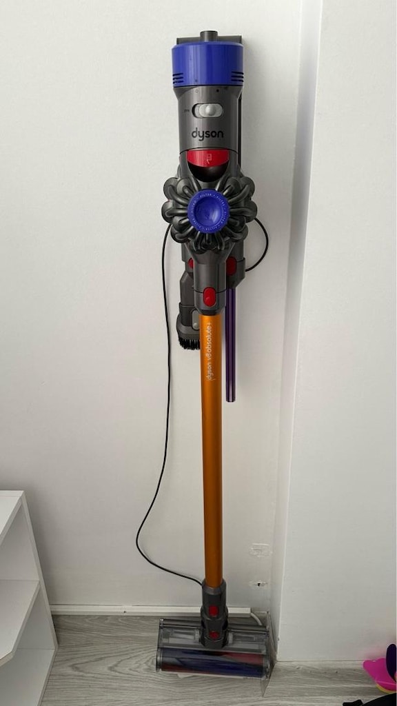 Dyson V8