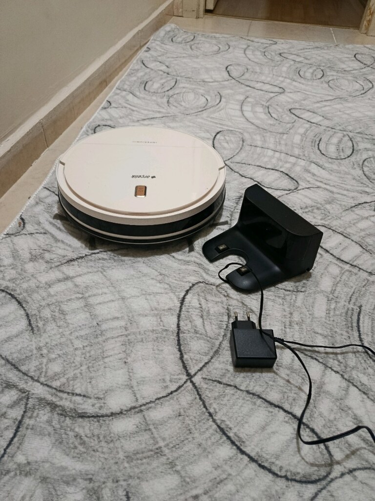 robot süpürge çalışıyor kendi etrafında dönüyor jarz aparatlariyla bir - 2
