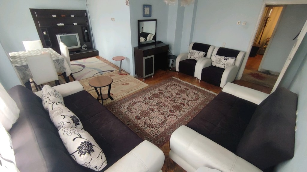 TAM TAKIM SALON TAKIMI (TV uni + yemek masası)