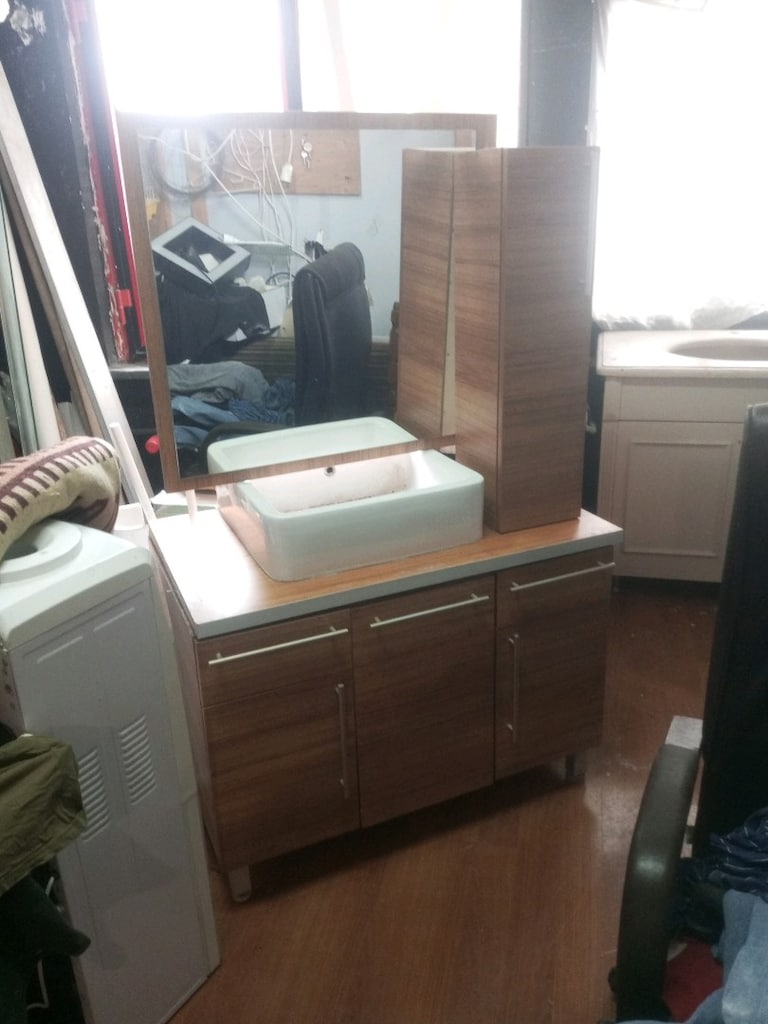 2 adet banyo lavabolu dolap 1 adet TV ünitesi tek tek satılır - 2