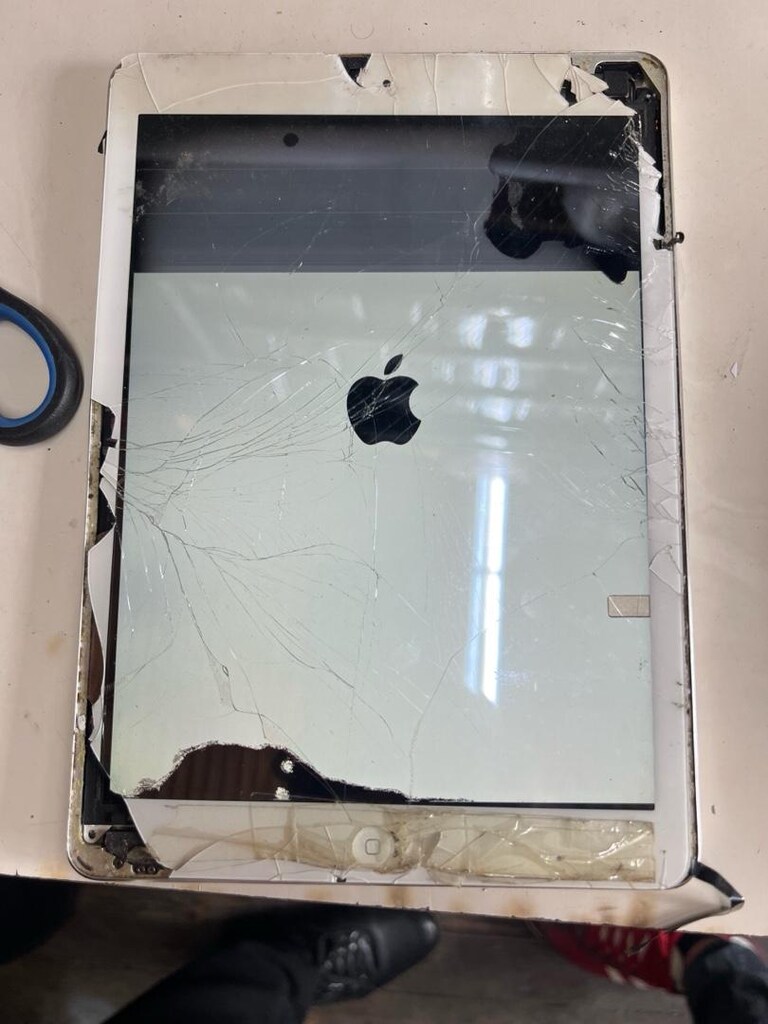 Kırık Apple tablet üçüncü nesil - 8