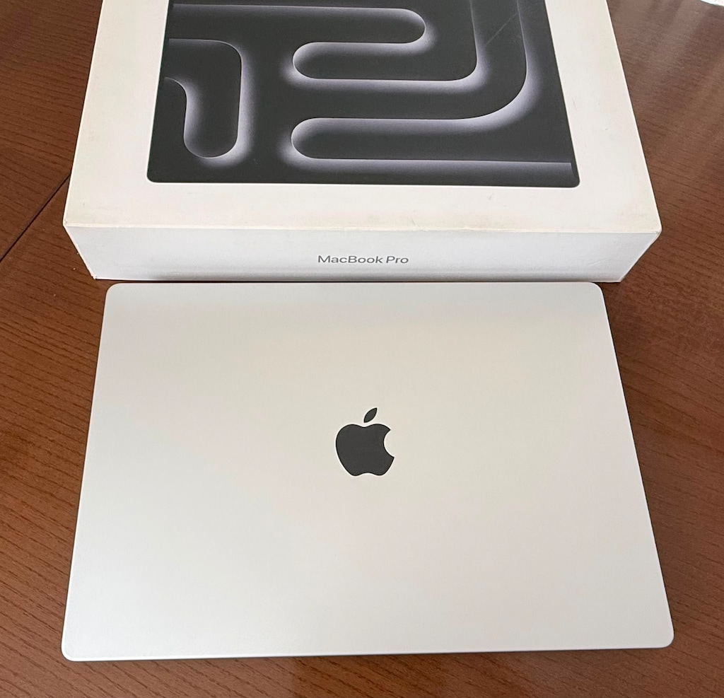 MacBook Pro 16 inc M4 max chip 48 gb memory 1tb storage - 8