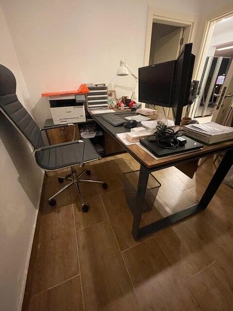 Ofis masasi ve sandalye