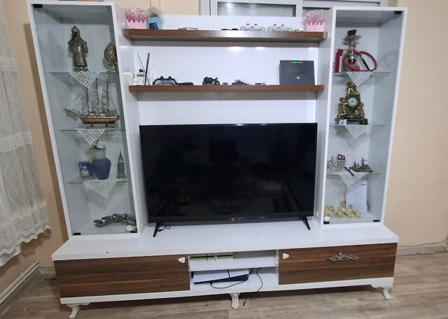Temiz Kullanılmış Modern TV Ünitesi / Vitrinli Duvar Ünitesi