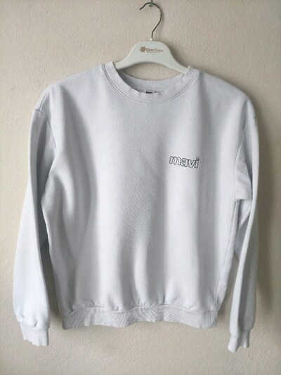 Mavi jeans kirli-soluk beyaz sweatshirt