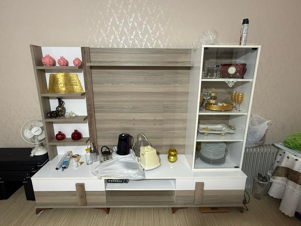 Televizyon ünitesi çok kullanışlı