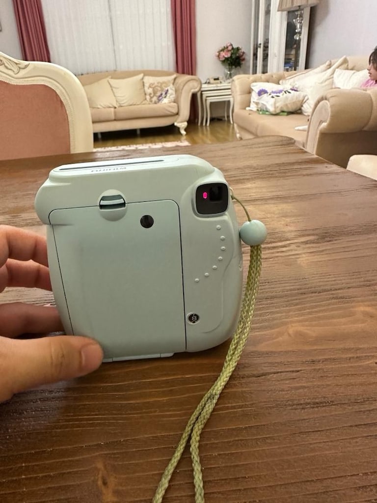Instax Mini 8, kompakt ve yuvarlak hatlı bir anlık fotoğraf makinesid - 6