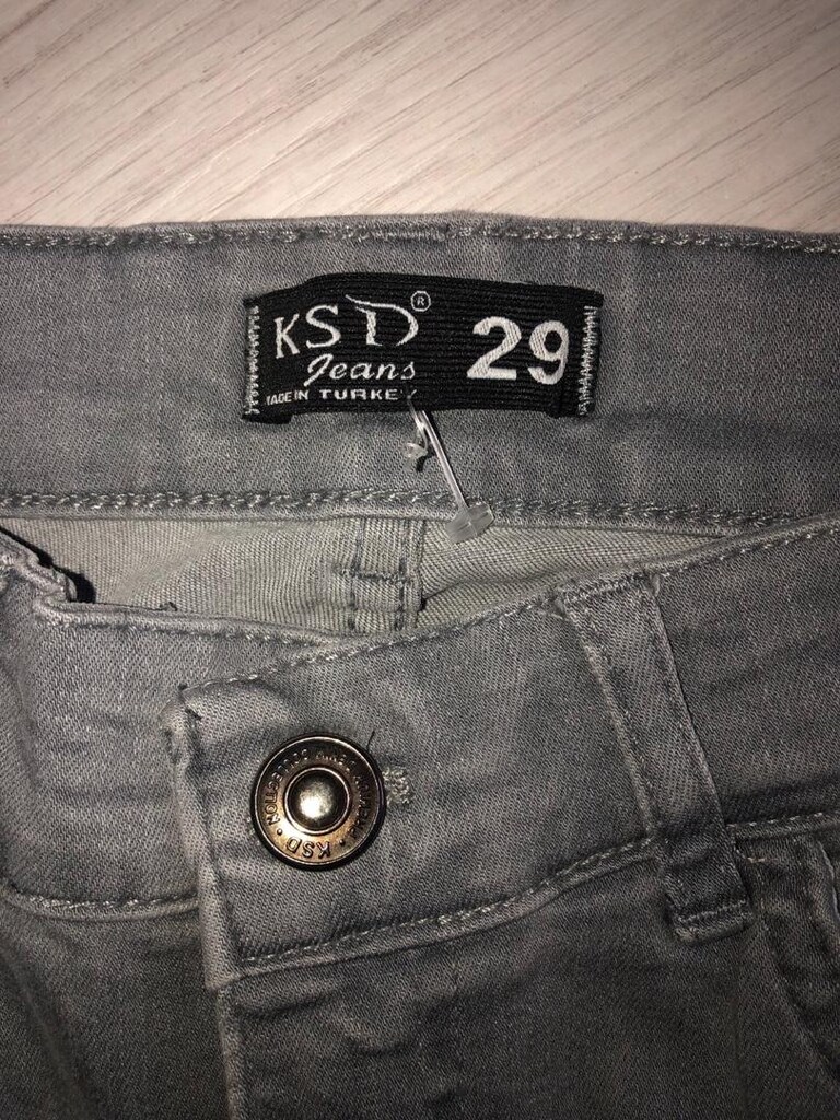 Klasik kesim, yırtık detaylara sahip gri renkte jeans pantolon. Günlük - 3