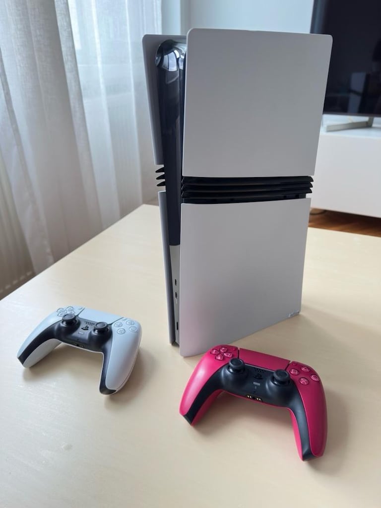 PS5 Pro 2 TB + Çift Kol (Kırmızı ve Beyaz) - Temiz & Sorunsuz - 10