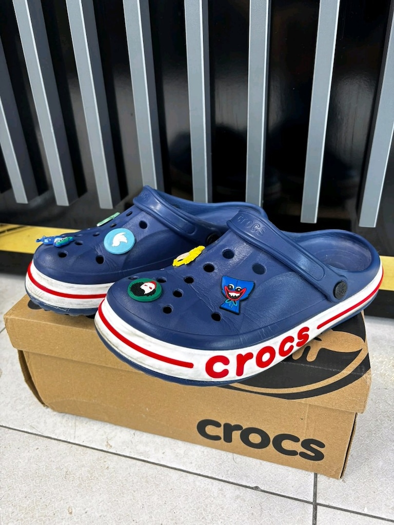 orjinal 41 numara crocs terlik üzerinde 6 adet figür var - 3