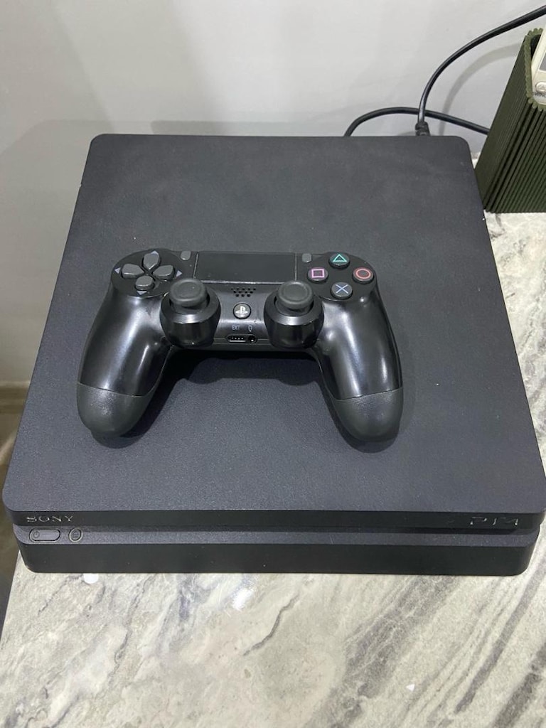 TAKASLI SONY PLAYSTATİON 4 SLİM 500GB 9500 TL