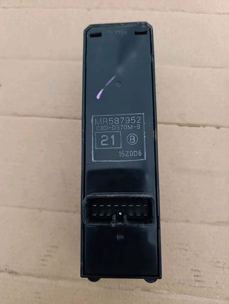 MİTSUBİSHİ L200 ÖN SOL CAM DÜĞME MR587952 - 2