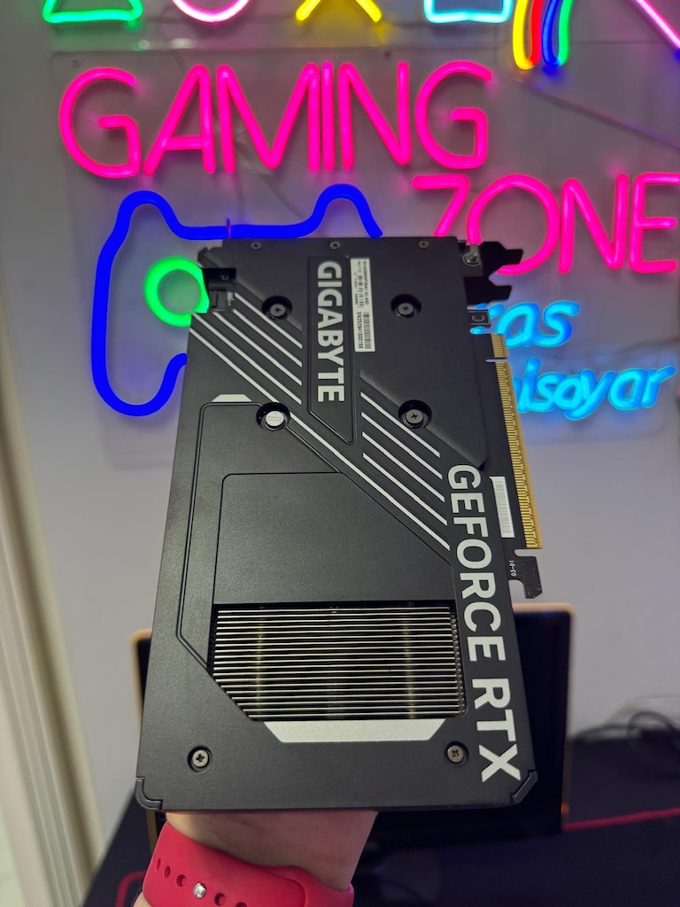 GIGABYTE GeForce RTX 5060 WINDFORCE MAX OC 8G GDDR7 DLSS 4 - 2