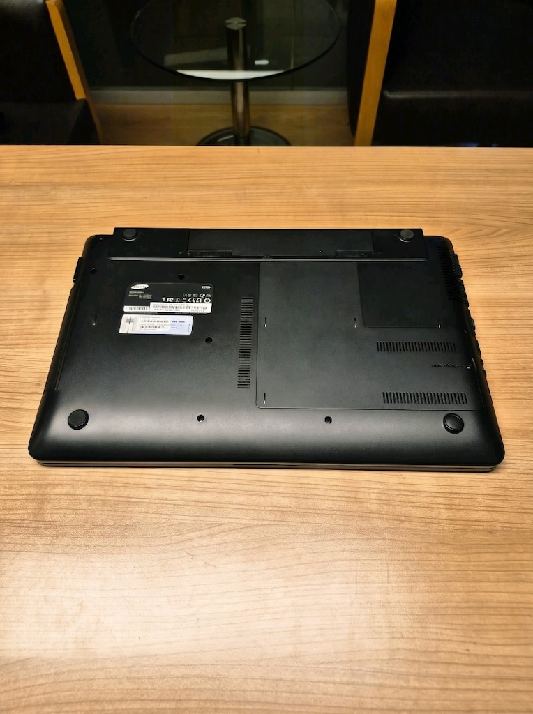 Laptop SAMSUNG i5 İşlemci 17.3 inç Dev Ekran 12GB Ram SSD Pili Sağlam - 8