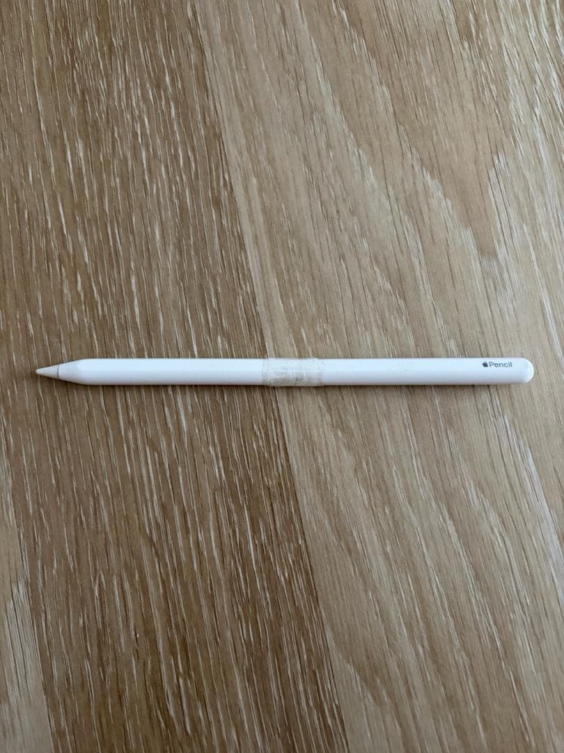 2. nesil Apple Pencil ve yanında Apple Pencil uçları - 3