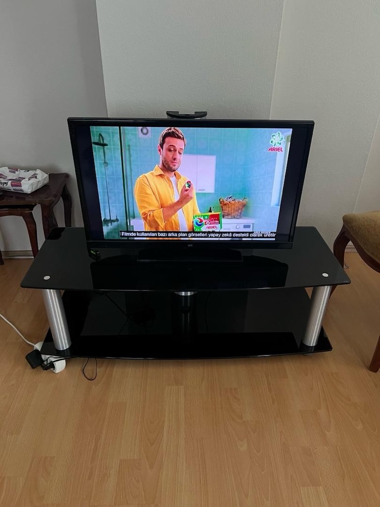 İkinci El TV + Cam TV Ünitesi – Temiz ve Sorunsuz